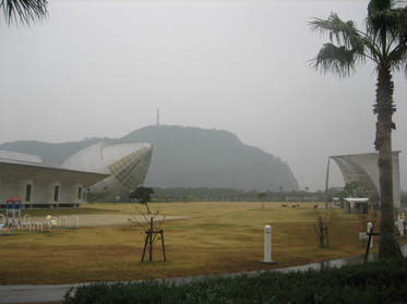 雨のなのはな館